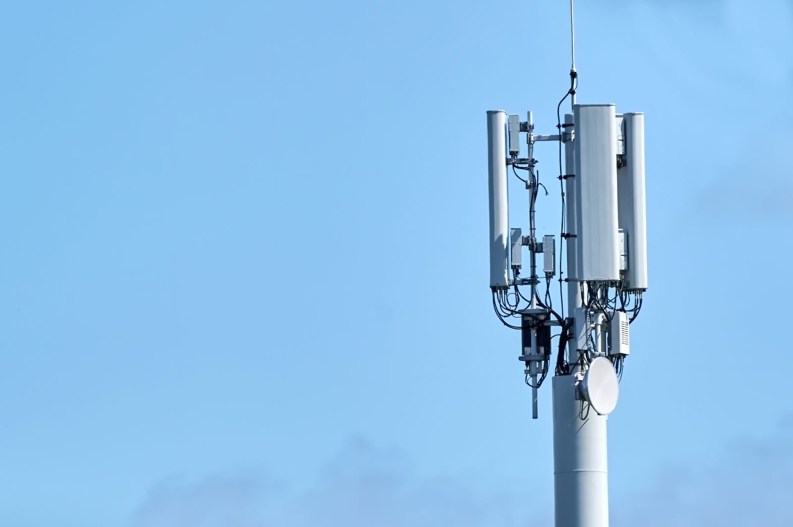 5G smart cellular network antenna base station on the telecommunication mast (Photo: AdobeStock)