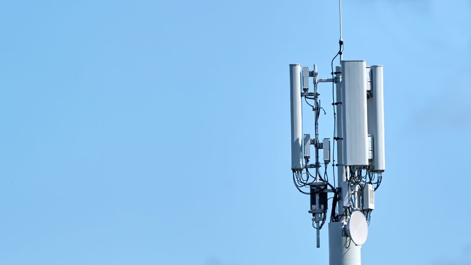 5G smart cellular network antenna base station on the telecommunication mast (Photo: AdobeStock)