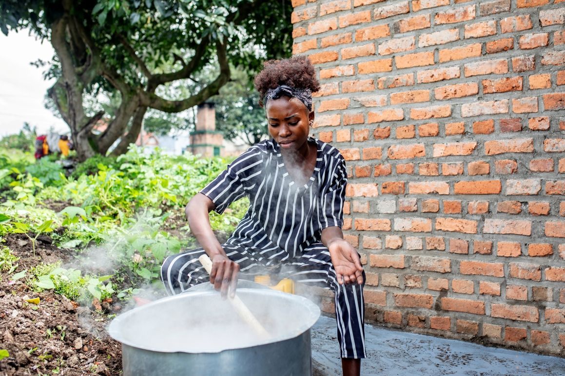 Woman preparing grain porridge at Rubavu Health Center (Photo: Alice Kayibanda/Swiss TPH/Fairpicture)