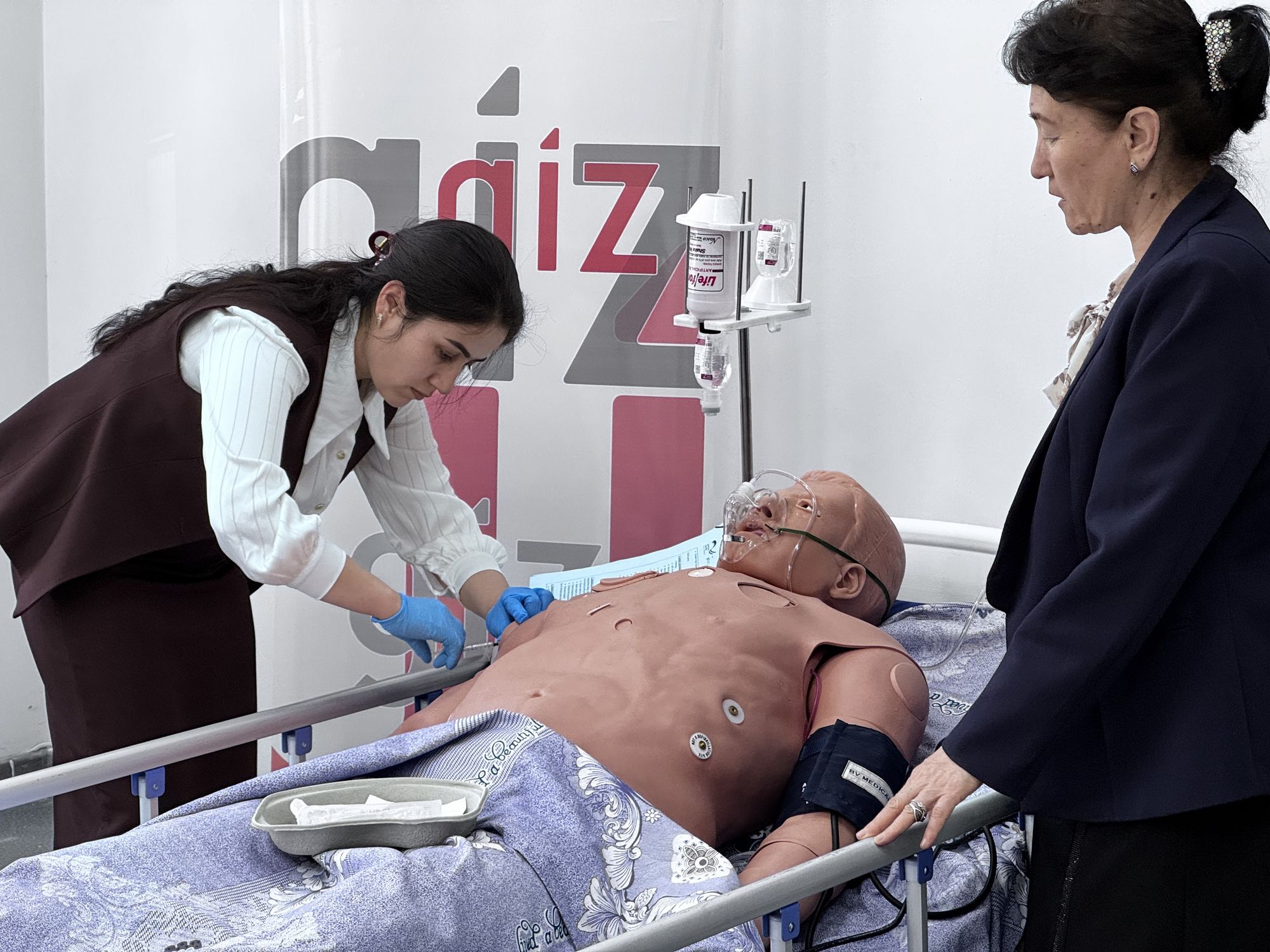 Training participants perform a simulation scenario, administering injections in accordance with the clinical scenario.
