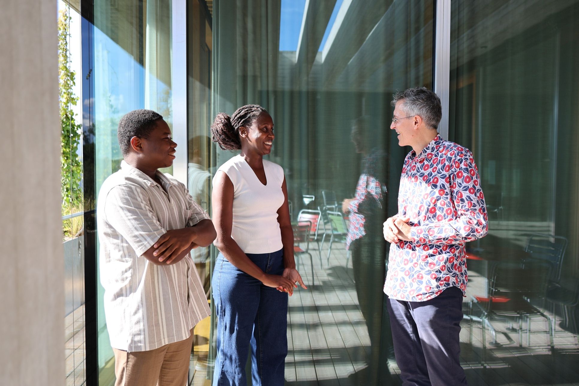 Jürg Utzinger with ESKAS students Luc Kouderin from Benin and Neema Kailembo from Tanzania (Photo: Swiss TPH)