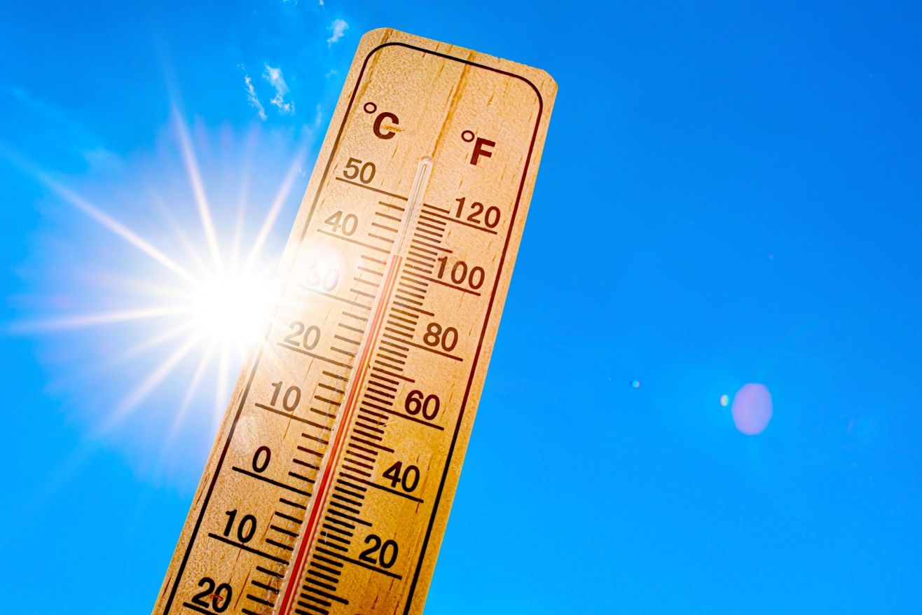 A thermometer against a blue summer sky shows high temperatures (Photo: AdobeStock)