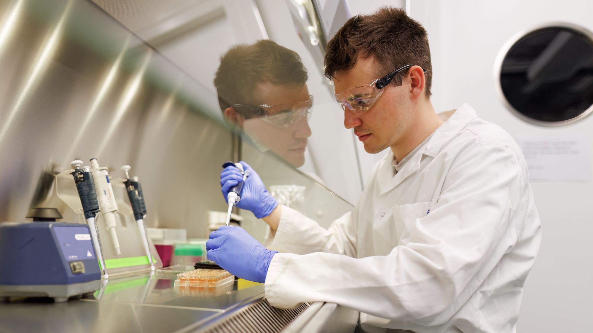 Researcher working in lab at Swiss TPH (Photo: J.Pelikan/Swiss TPH)
