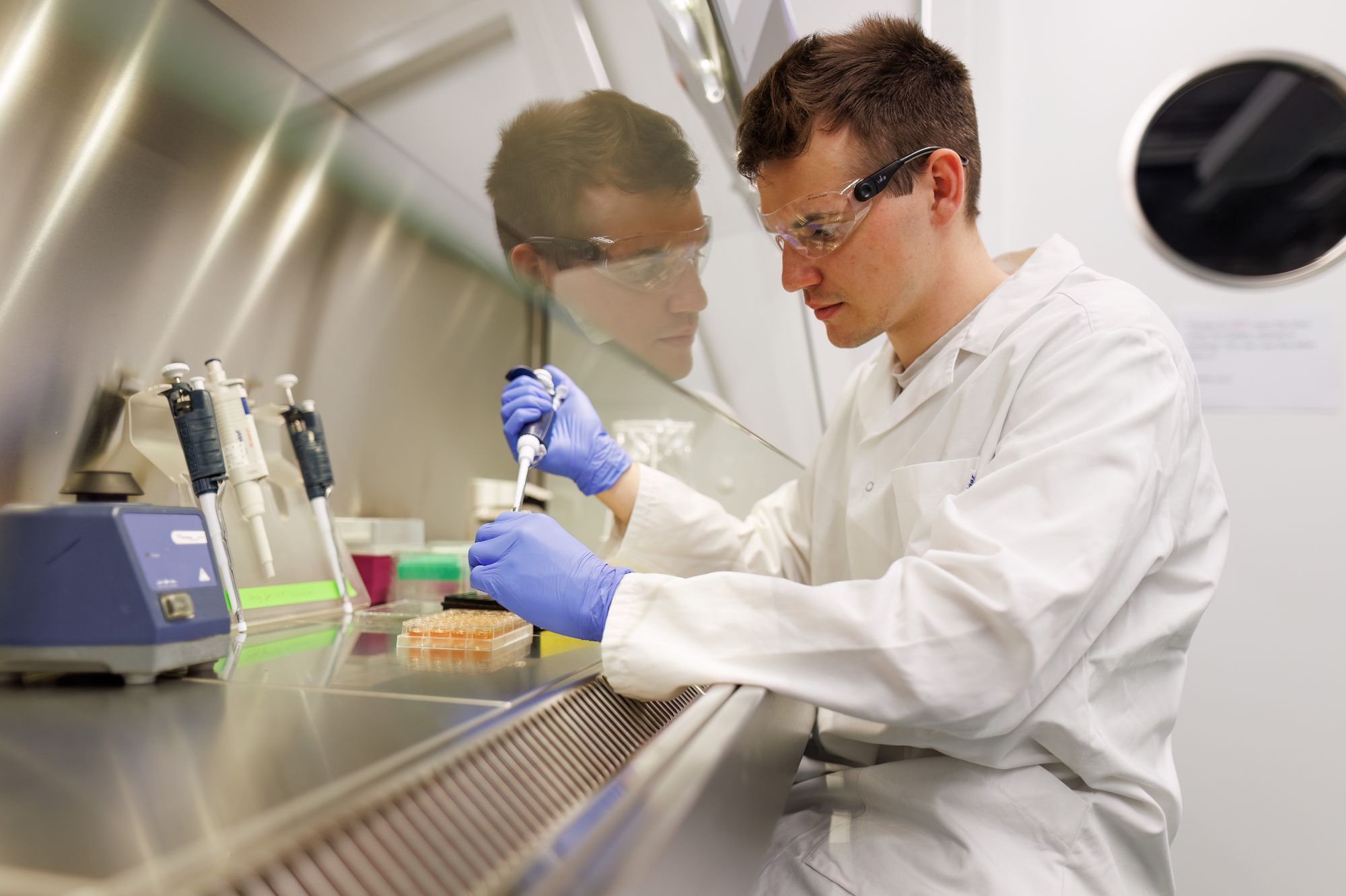 Researcher working in lab at Swiss TPH (Photo: J.Pelikan/Swiss TPH)