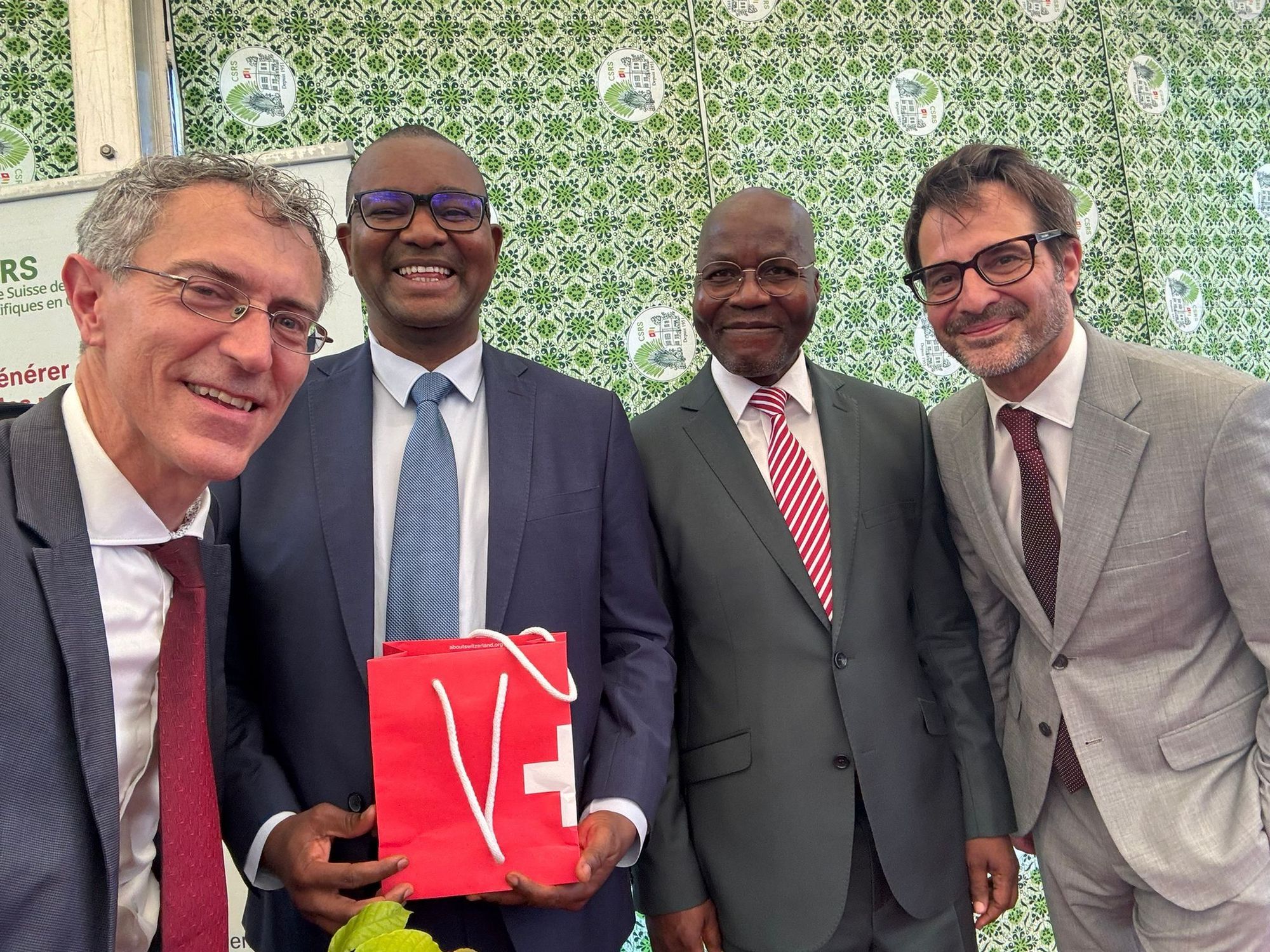 Jürg Utzinger (Director, Swiss TPH), Inza Koné (outgoing Director, CSRS), Jérémie T. Zoueu (incoming Director, CSRS) and Swiss Ambassador Dominique Favre (Photo: private)