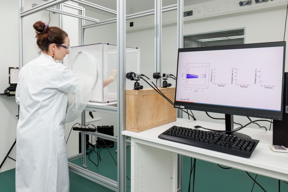 A researcher conducting tests in the Swiss TPH insect laboratory (Photo: J. Pelikan, Swiss TPH)