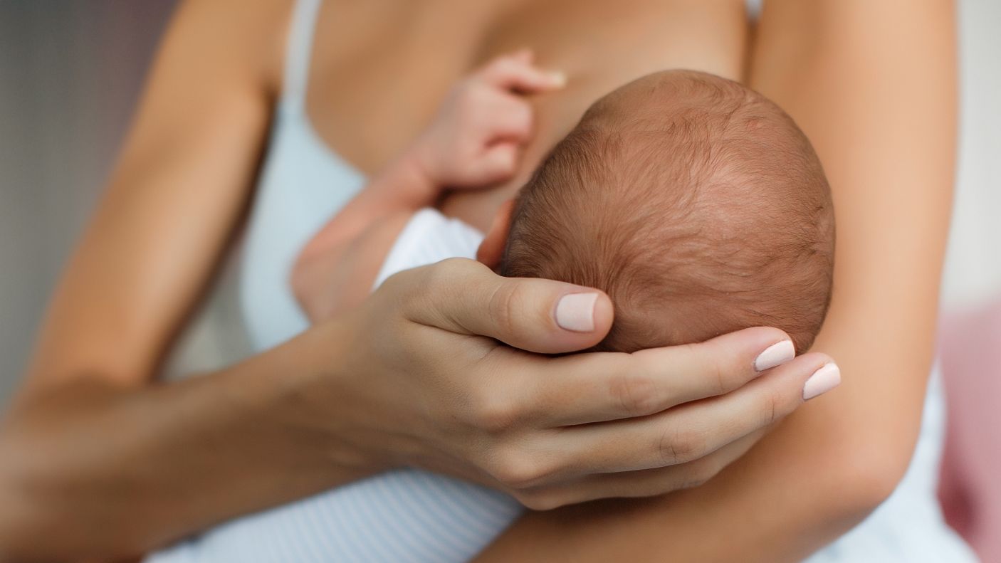 Mother breastfeeding her baby (Photo: AdobeStock)