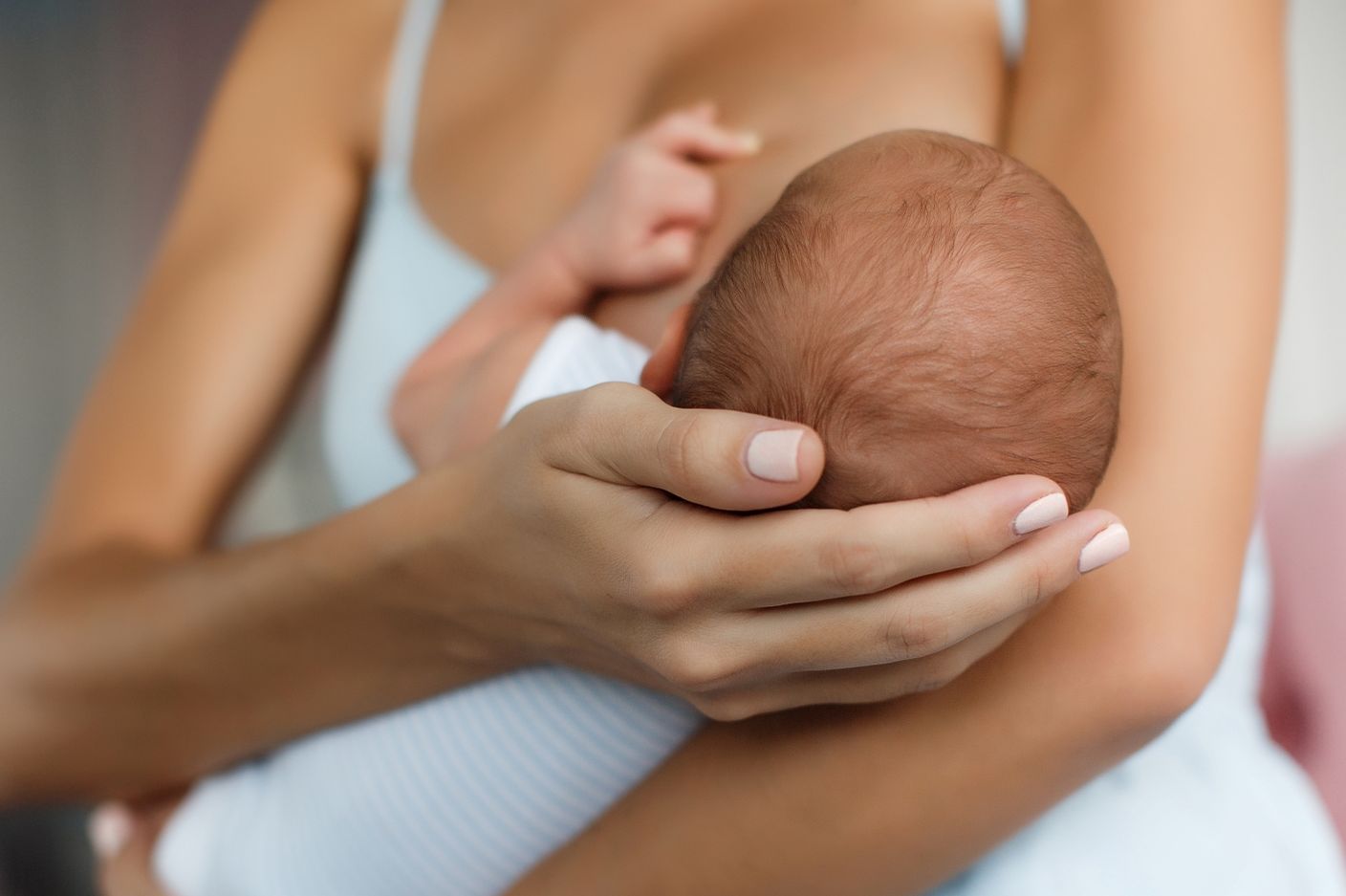 Mother breastfeeding her baby (Photo: AdobeStock)