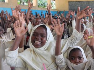 Schulkinder, die an einer Studie zu Helminthen auf der Insel Pemba teilnehmen (Foto: Swiss TPH)