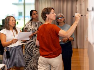[Translate to German:] MBA students are working on a group assignment (Photo: J. Pelikan/Swiss TPH)