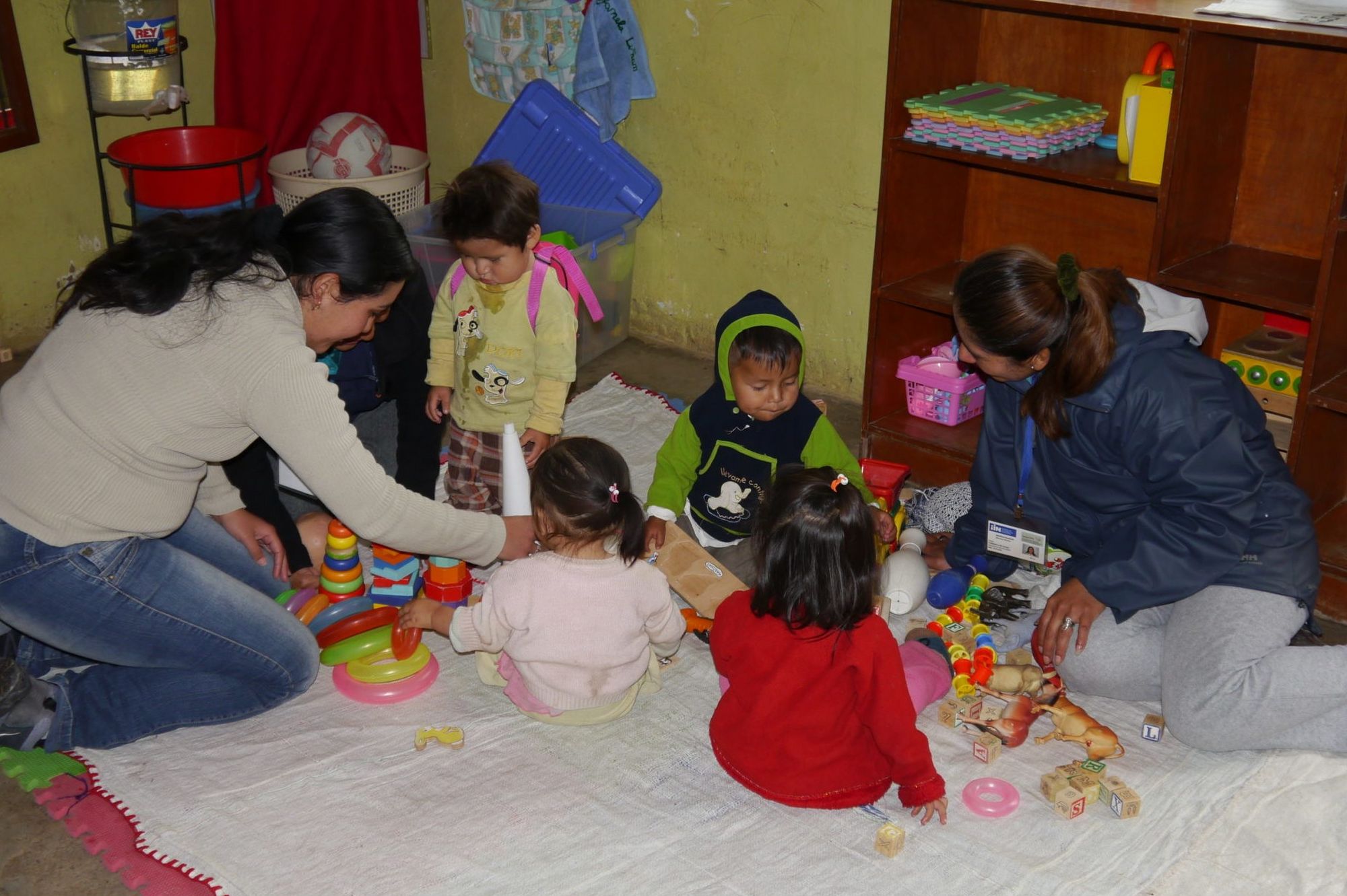 Caregiver playing with children in Peru (Photo: Swiss TPH)