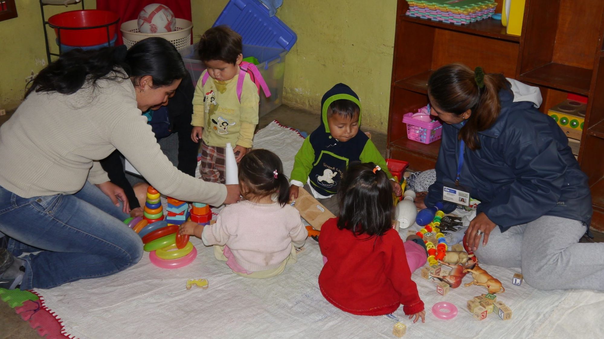 Caregiver playing with children in Peru (Photo: Swiss TPH)