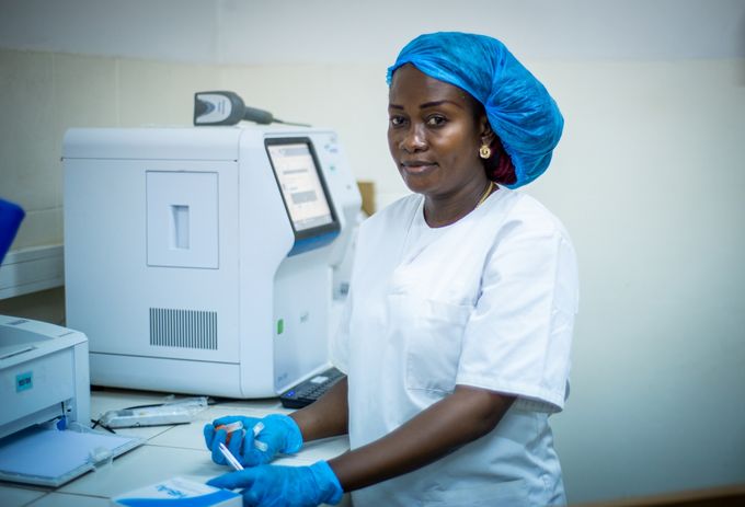 Laboratory technician analysing samples (Photo: Fairpicture/Swiss TPH)