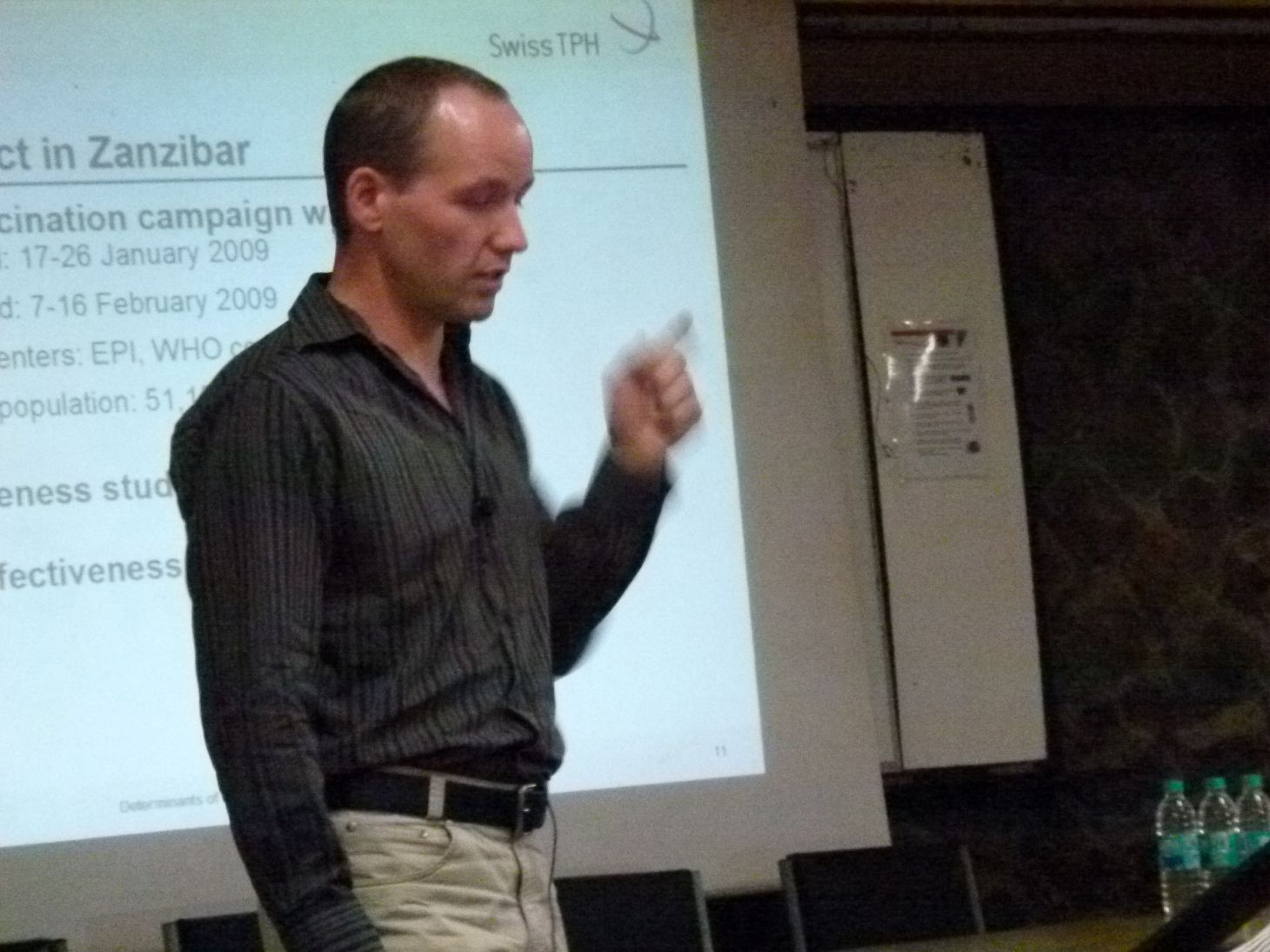 Christian Schätti Zundel presenting the results of his PhD research in Mumbai, India (Photo: private)