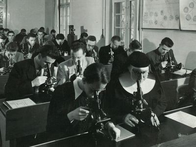 Participants in a course on tropical diseases at STI in the late 1940s (Photo: Swiss TPH)