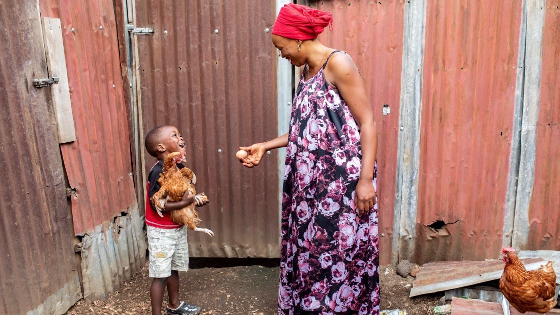 Mother and child on farm in Rwanda (Photo: FairPicture/Swiss TPH)