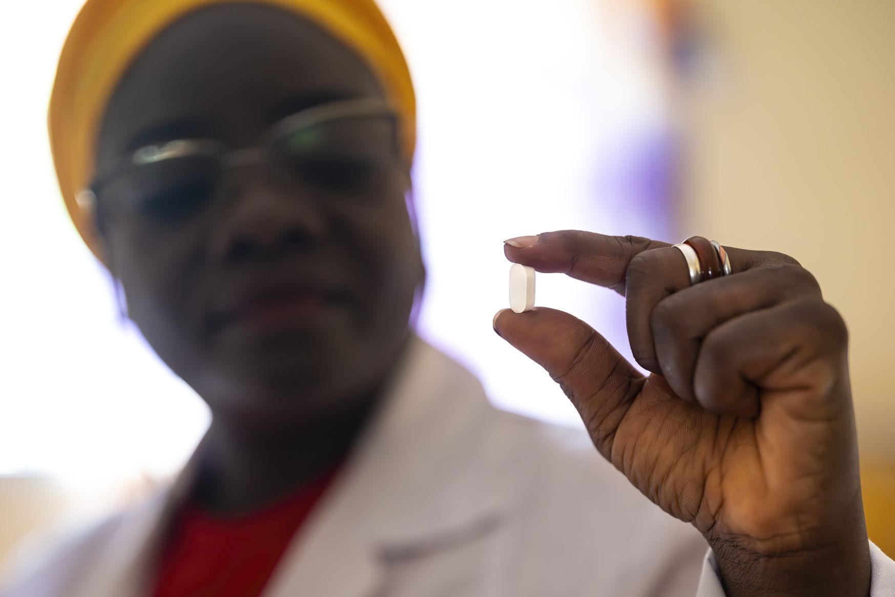 Doctor holding acoziborole pill in her hand (Photo: Brent Stirton/GettyImages/DNDi)