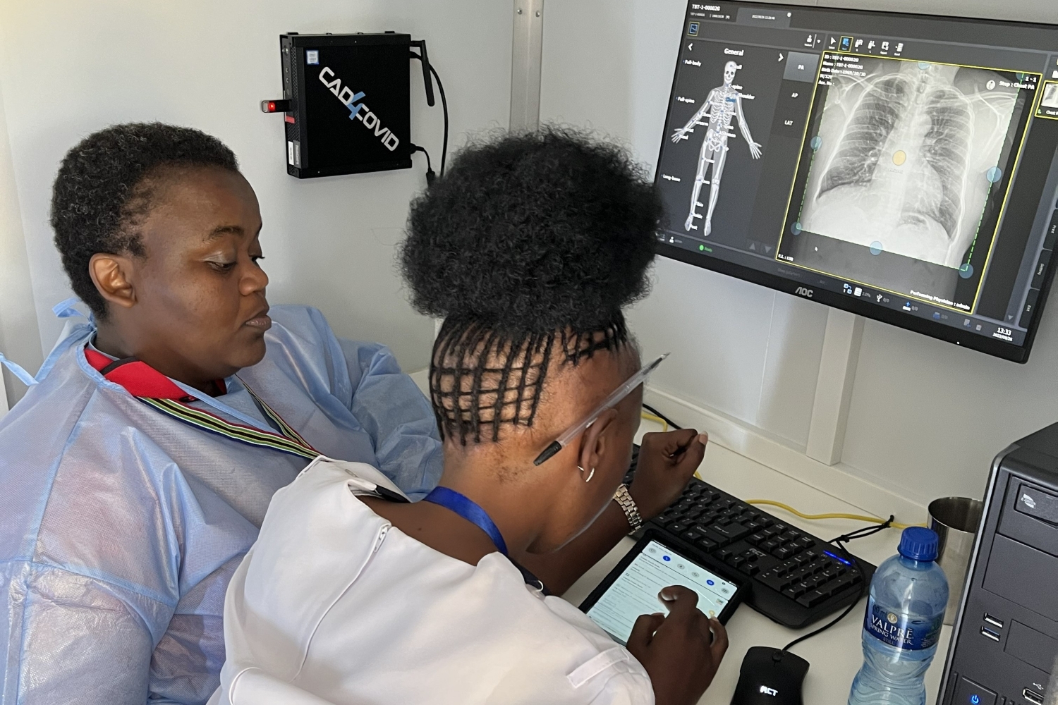 Two study team members are analysing CAD data on a computer in South Africa. (Photo: A. Signorell, Swiss TPH)