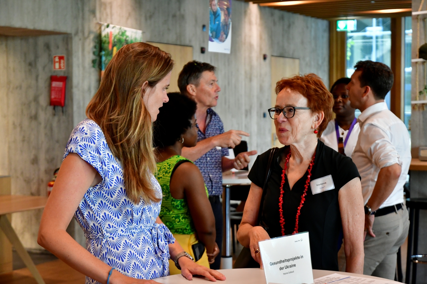 An employee of Swiss TPH in conversation with Eva Herzog (Photo: M. Brunner/Swiss TPH)