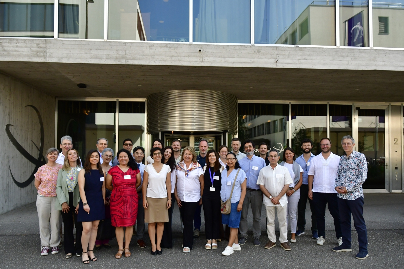 The participants in the meeting gather for a group photo in front of the Swiss TPH building. (Photo: A. Siegrist)