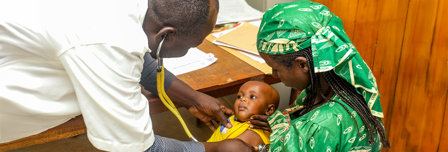A doctor examines a child in its mother’s arms at a health centre in Chad (Photo: Fairpicture/Swiss TPH)