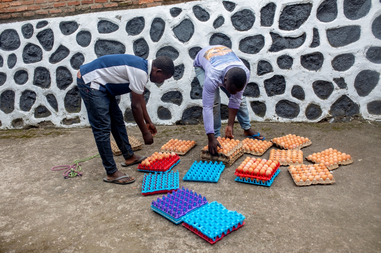 Eggs are packed in the Rubavu district for a local market. (Photo: Alice Kayibanda/Swiss TPH/Fairpicture)