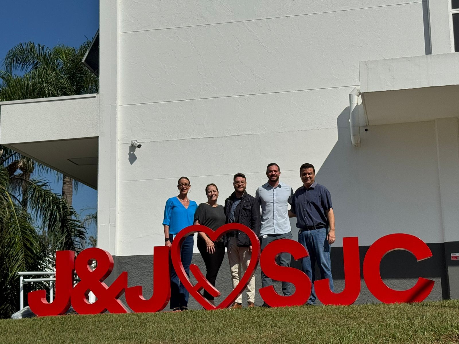 Group photo with "J&J (heart) SJC" sculpture
