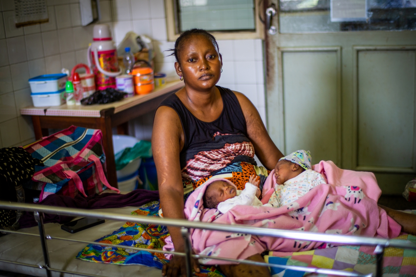 Mother with newborns in a hospital in DRC (Photo: Fairpicture/Swiss TPH)