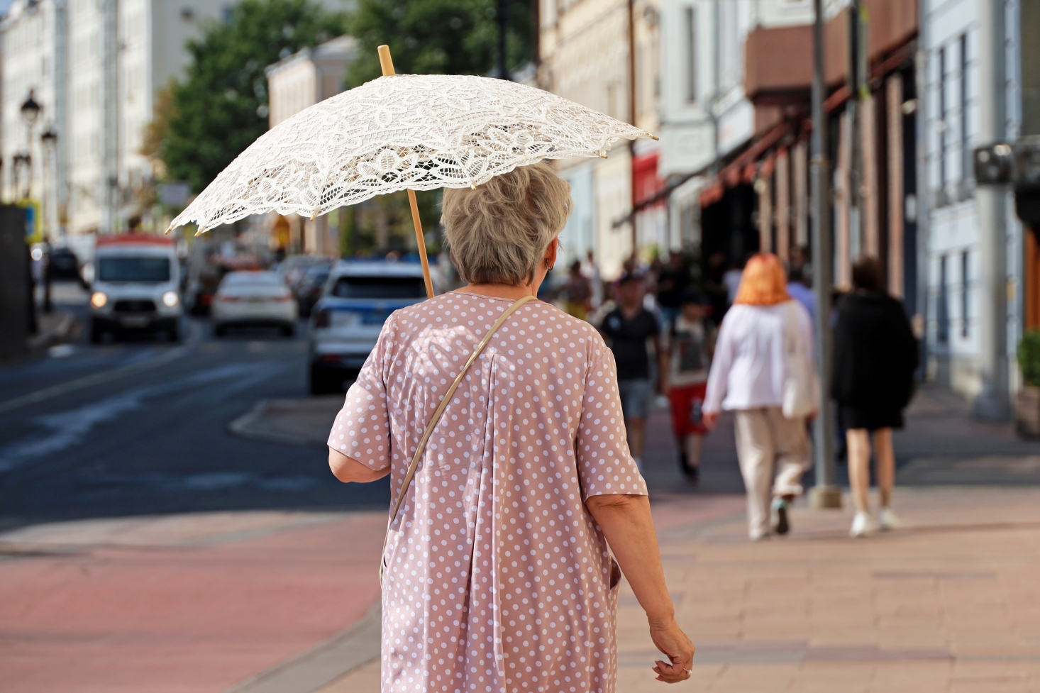 Woman walking in the city in summer (Photo: AdobeStock) Woman walking in the city in summer (Photo: AdobeStock)