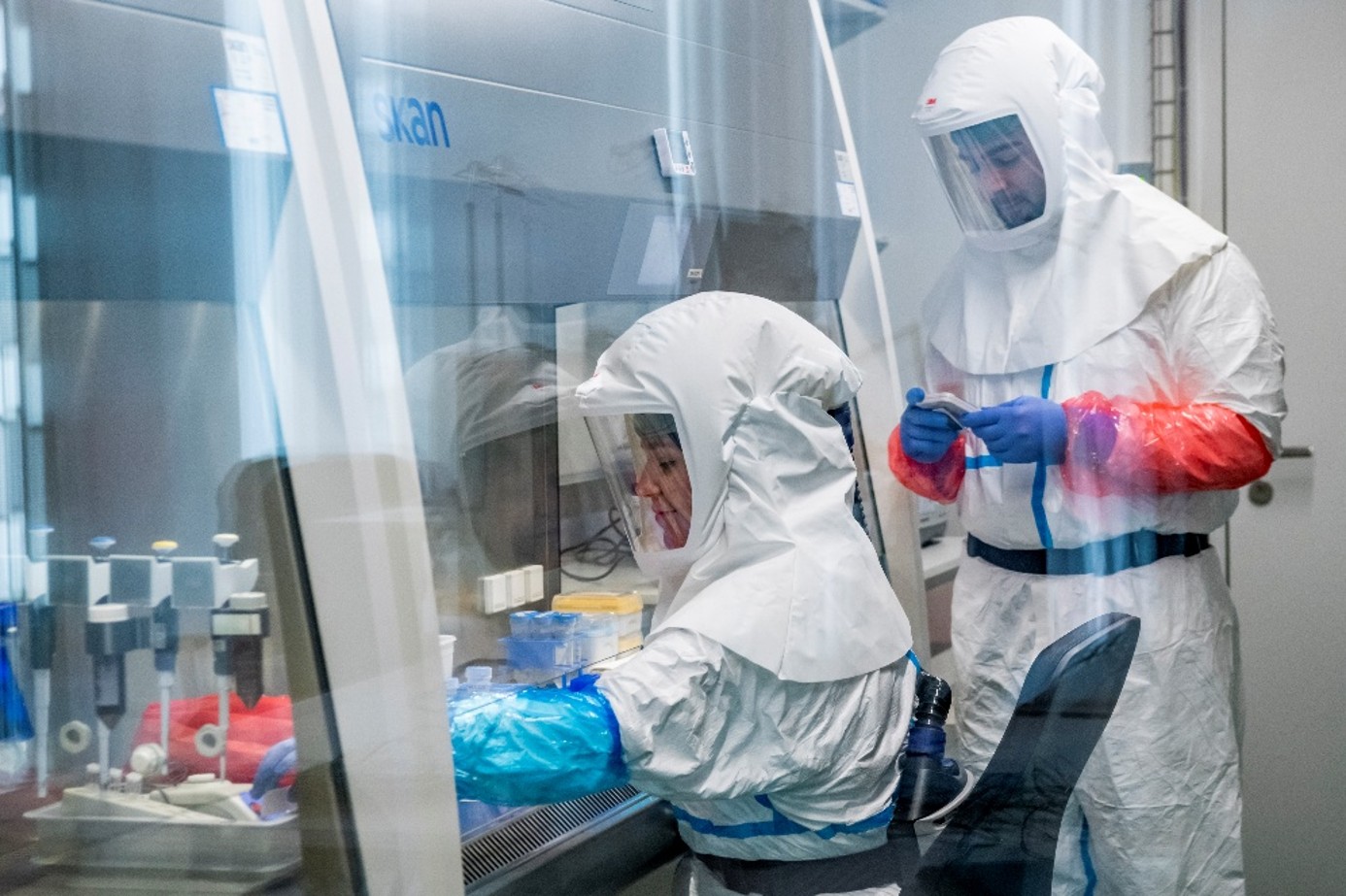 Researchers working in a BSL-3 laboratory at Swiss TPH