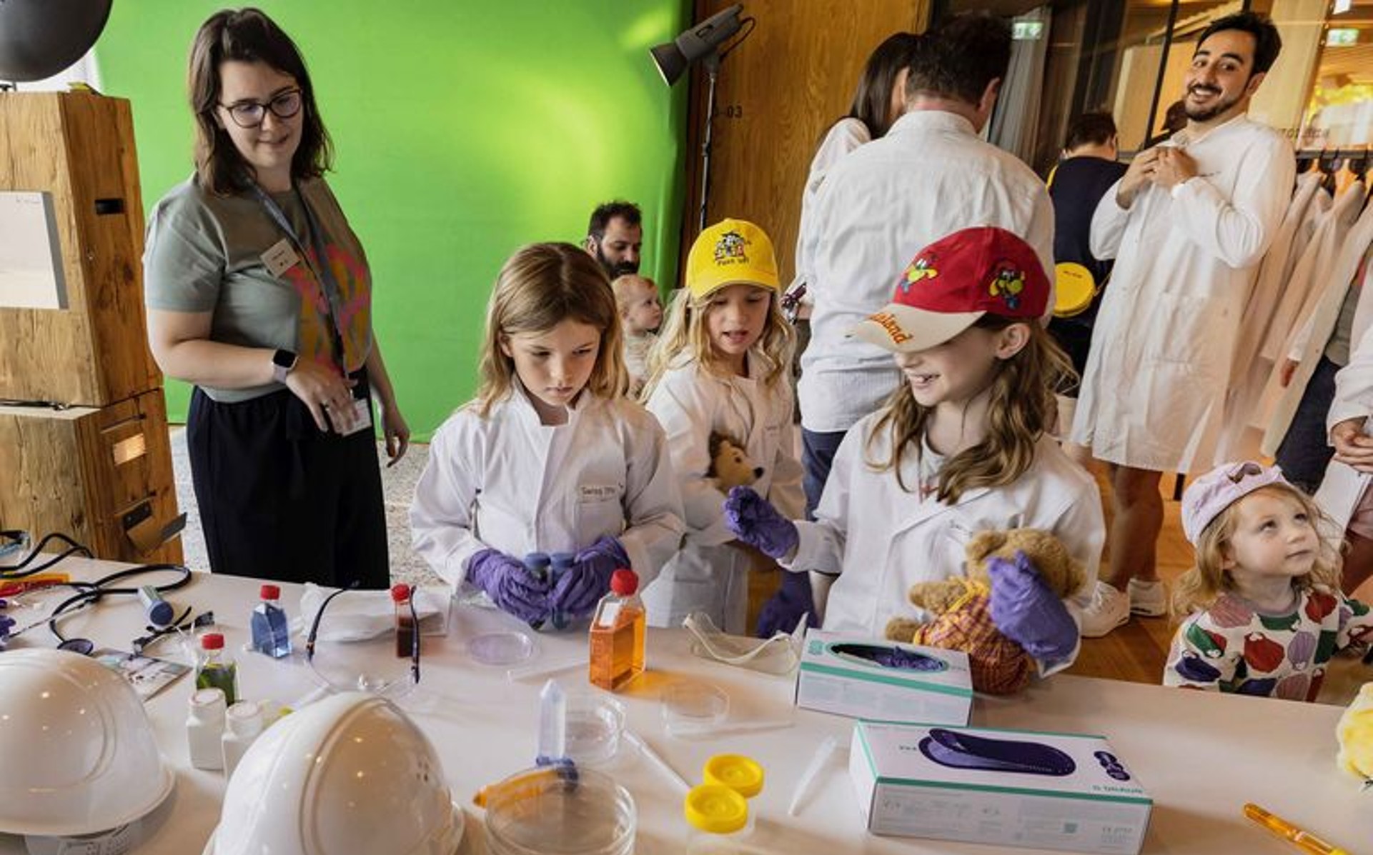 Participants in the Swiss TPH Open House in 2023.