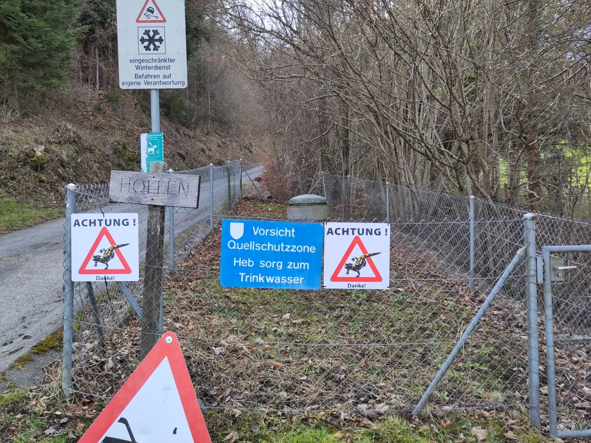 Source protection zone and warning signs in Switzerland (Photo: private)