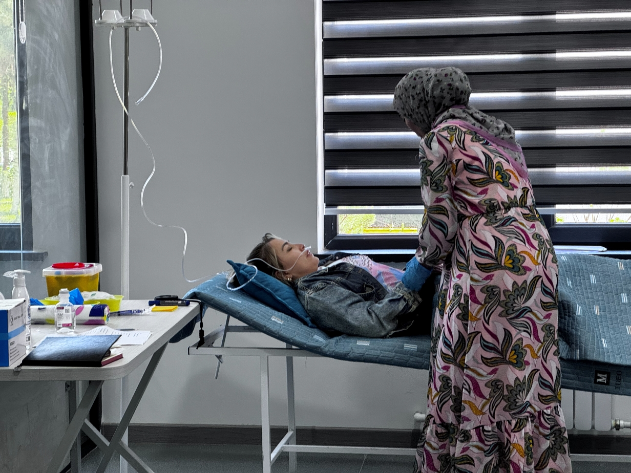 A national health advisor demonstrates how simulation-based training can be conducted in a setting with limited resources.