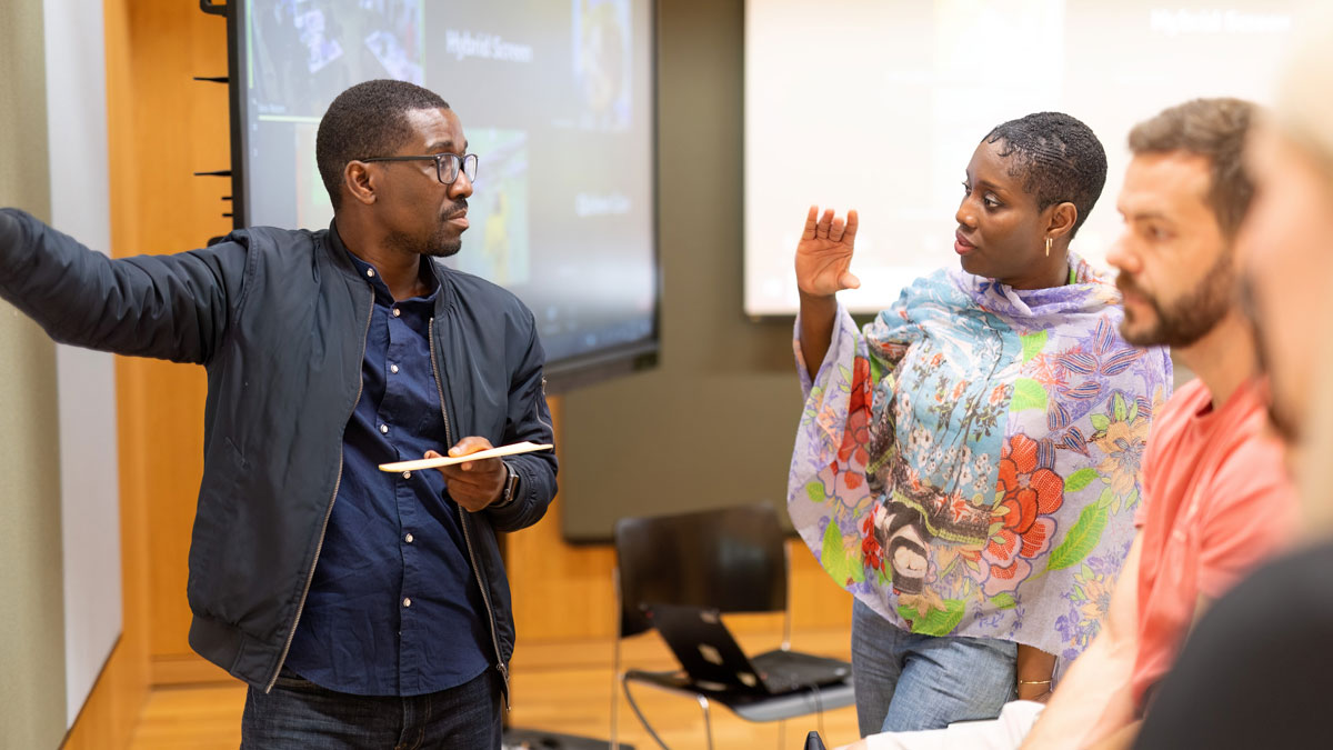 Students discuss in a lecture of the MBA programme International Health Management