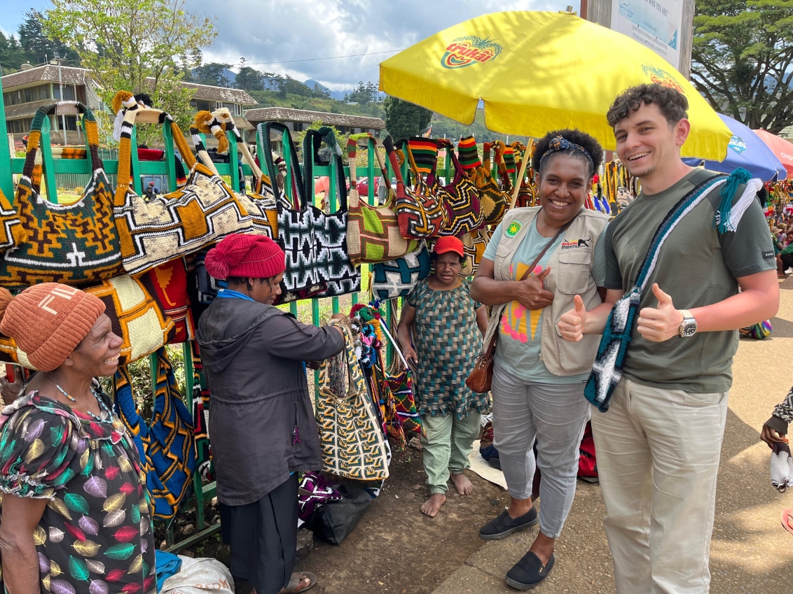 Two project members at a local market in Goroka (Photo: Swiss TPH)